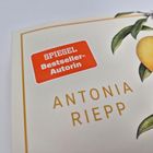 "SPIEGEL Bestseller-Autorin", "ANTONIA RIEPP". Illustration von Zitronen und Blättern im Hintergrund.