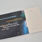 „EINE RÄTSELHAFTE ENTFÜHRUNG. EIN WIEDERGEFUNDENES KIND. UND EINE ERMITTLERIN...“ Buchseite daneben mit Titel.