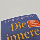 "FRANCA CERUTTI" oben, "SPIEGEL Bestseller-Autorin" in rotem Sticker, „Die innere“ in gelben Buchstaben darunter.