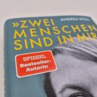 „ZWEI MENSCHEN SIND IN MIR“, SP, red box: SPIEGEL Bestseller-Autorin. Teilausschnitt eines Gesichts.