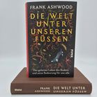 "FRANK ASHWOOD DIE WELT UNTER UNSEREN FÜSSEN. Illustration von Wurzeln und einem Maulwurf auf zwei Büchern."
