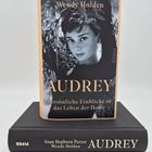 Buchdeckel mit Text: "Sean Hepburn Ferrer Wendy Holden AUDREY Persönliche Einblicke in das Leben der Ikone". Schwarz-Weiß-Foto.