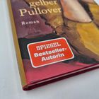 SPİEGEL Bestseller-Autorin. Buchcover mit gemaltem Bild einer Person in gelbem Pullover.
