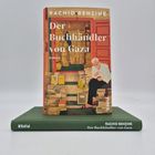 Buchtitel "Der Buchhändler von Gaza" von Rachid Benzine. Illustration zeigt einen lesenden Mann umgeben von Büchern.