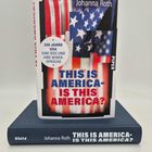 Texte: "250 Jahre USA", "Eine Idee und ihre Widersprüche", "This is America - Is this America?", "Johanna Roth", "Piper". 
Buchcover mit US-Flagge als Collage.
