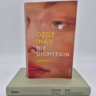 Der Text lautet: "Özge İnan, Die Dichterin, Roman". Das Cover zeigt ein Gesicht in warmen Farbtönen.
