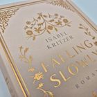 Der Einband zeigt goldene florale Verzierungen und die Worte: "ISABEL KRITZER, FALLING SLOWLY, ROMAN".