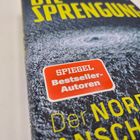 „SPIEGEL Bestseller-Autoren“, „DIE SPRENGUNG“, „Der NORD-“, graue, wirbelartige Oberfläche.