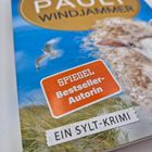 Text: "SPIEGEL Bestseller-Autorin" und "EIN SYLT-KRIMI". Ein Schaf und eine Möwe vor blauem Himmel mit Gras im Vordergrund.