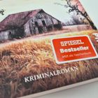 "SPIEGEL Bestseller", "Jetzt als Taschenbuch", "KRIMINALROMAN", "PIPER". Eine rustikale Scheune im Hintergrund.