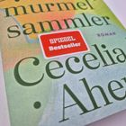 „SPIEGEL Bestseller“, „Der Mürmelsammler“, „Cecelia Ahern“, „Roman“, „Piper“. Cover in weichen, bunten Tönen.