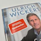Text: "SPIEGEL Bestseller, Jetzt als Taschenbuch" und "ULRICH WICKERT". Ein Porträt eines älteren Mannes.