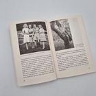 Links: "Lisl, Ingeborg, Jack Hamesh und Isolde 1945 in Obervellach". Rechts: "Isolde und Ingeborg auf dem Waldfriedhof in Obervellach".