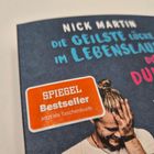 Buchcover: "NICK MARTIN, DIE GEILSTE LÜCKE IM LEBENSLAUF". Sticker: "SPIEGEL Bestseller". Lächelnder Mann mit Hand im Haar.