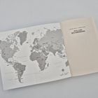 Links: Eine Weltkarte mit Jahreszahlen von 2009 bis 2015. Rechts: „Sabine Hoppe | Thomas Rahn SECHS JAHRE WELTUMRUNDUNG“.