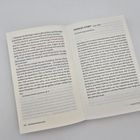Links: Text über Anweisungen und Emotionen. Rechts: Titel "CHARLES STURT 1795–1869" und über dessen australische Erkundungen.