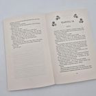 KAPITEL 14  
LIORA  
Enthält florales Muster, zwei Seiten in einem Buch geöffnet, Seitenzahl unten rechts: 115.