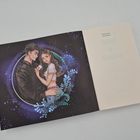 „Emma Noyes, Soul of Shadow“ steht auf der rechten Seite. Eine Illustration zeigt ein Paar in inniger Pose, umgeben von blau-grünen Blättern.