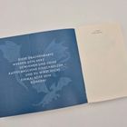 Links steht: "DIESE DRACHENBABYS WERDEN DEIN HERZ GEWINNEN UND DEINE KAFFEEMASCHINE EINSCHMELZEN UND DU WIRST NICHT EINMAL BÖSE SEIN KÖNNEN!" Auf dem blauen Hintergrund ist ein Drache. Rechts oben steht "A. T. Quershi, The Baby Dragon Café".