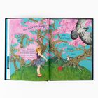 Texte: „...und davon fliegt!“, „Aber der Vogel ist längst fort.“ Ein Mädchen, ein Vogel, ein roter Ball, rosa Blütenbäume.