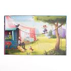 Ein Mädchen balanciert auf einem Seil im Zirkus, mit bunten Wägen, einem Hund und einem Baum im Hintergrund.