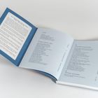 Eine geöffnete Broschüre mit zwei blauen Seiten. Links: Text über Schlafrhythmen. Rechts: Inhaltsverzeichnis zu Schlafthemen.