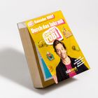 „Checker Tobi Kalender 2021: Durch das Jahr mit Checker Tobi“ steht auf einem gelben Buchdeckel mit einem lächelnden Mann.