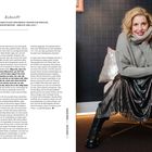 Zukunft. „Ich zeige mich heute ohne Scham und bringe Themen zur Sprache, die uns Frauen betreffen – ehrlich und laut.“ 

Links Text in Absätzen, rechts Frau auf Sessel, grauer Pullover, langer Rock, lächelnd.