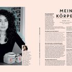 Mein Körper: Mehri (33), Dozentin für Soziologie, in einer Beziehung. Ein Porträt einer Frau mit lockigem Haar und blauem Umriss.