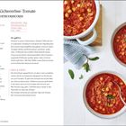One Pot Kichererbse-Tomate mit Vollkorncouscous. Zutaten und Zubereitung sind aufgelistet, rechts Schale mit Gericht.