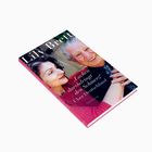 Buchtitel: "Lachen durchdringt den Schmerz". Autorenname: Lily Brett. Zwei Personen sind zu sehen, die lächeln.