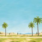 Illustration einer Wüstenlandschaft mit fünf Palmen, sandigen Dünen und einem klaren blauen Himmel.
