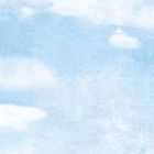 Eine flauschige, helle Himmelsszene mit weißen, weichen Wolken auf leicht strukturiertem, blauen Hintergrund.