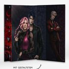 "MIT GESTALTETEM NACHSATZ" steht neben einer Illustration mit drei Personen: eine Frau und zwei Männer, modisch gekleidet.