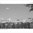 Text: „1. Kapitel: Bruch“, „1. Sohn aus gutem Haus“, „Blick auf Assisi mit der gewaltigen Anlage der Basilika.“  
Zahl 30 unten links, Zahl 31 unten rechts.  
Ein schwarz-weißes Foto zeigt eine Stadtansicht mit einer Basilika und Hügeln.