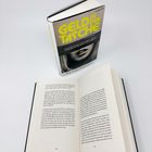 „GELD IN DER TASCHE“, Roman von Asta Olivia Nordenhof. Ein Buch steht aufrecht und ein geöffnetes Buch liegt davor.