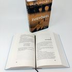 Zwei Bücher: Eines mit dem Titel "Zugvögel" von Iwan Heilbut zeigt ein Brückenmotiv; daneben ein geöffnetes Buch mit Text.
