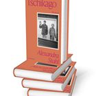 "Tschikago", "Roman", "Alexandra Stahl", "CLAASSEN". Stapel oranger Bücher, eines steht aufrecht. Cover mit schwarz-weiß Foto.
