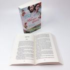 Ein Buch mit dem Titel "Weserglanz: Träume von neuen Zeiten" von Christiane Lind steht aufrecht; ein anderes ist geöffnet.