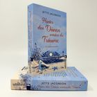 Buchtitel: "Hinter den Dünen warten die Träume" von Jette Jacobson. Illustration: Küstenszene mit Leuchtturm und Möwe.