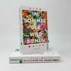 „IM SOMMER DER WILDBIENEN“ steht auf einem Buchcover mit buntem Blumendesign. Verlagsname: Ullstein.