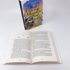 Ein Buch mit Titel "Mord in der kleinen Frühlingsbude am Strand". Gezeigt wird zugleich eine offene Doppelseite.