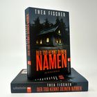 Buch mit Titel "Der Tod kennt deinen Namen" von Thea Fischer, Kriminalroman. Zeigt ein Haus im Wald bei Nacht.