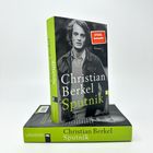 "Christian Berkel Sputnik" steht auf einem Buchcover. "SPIEGEL Bestseller" Sticker. Schwarz-weiß Foto eines jungen Mannes.
