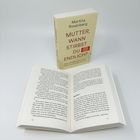 Das Buch "Mutter, wann stirbst du endlich?" von Martina Rosenberg steht aufrecht, daneben liegt es aufgeschlagen.