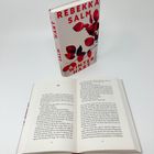 Der Buchumschlag zeigt den Namen "REBEKKA SALM" und den Titel "WINTERHART" in roter Schrift, mit roten Blättern verziert.