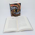 „Tod der Autorin“ von Nnedi Okorafor. Buchrücken aufgerichtet, geöffnetes Buch zeigt „Interview“.