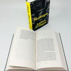 Zwei Bücher: "Maifliegen" von Andrew O'Hagan. Eins steht, das andere liegt offen mit sichtbaren Seiten 124-125.