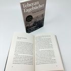Der Titel des Buches: "Teheran Tagebücher" von Raha Nik-Andish. Ein geöffnetes Buch mit lesbarem Text ist davor platziert.