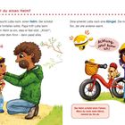Text: Warum brauchst du einen Helm? Helm, Klingel. Achtung, jetzt komm ich! Der Helm schützt beim Fahren. Illustration: Kind mit Helm, Vater mit Bart hilft.